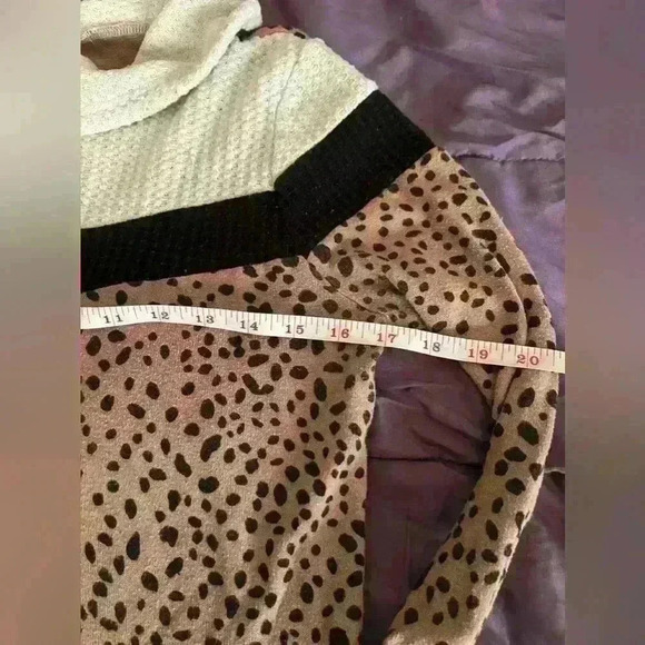 Beautiful leopard print sweater by Kismet size XS - Picture 5 of 7